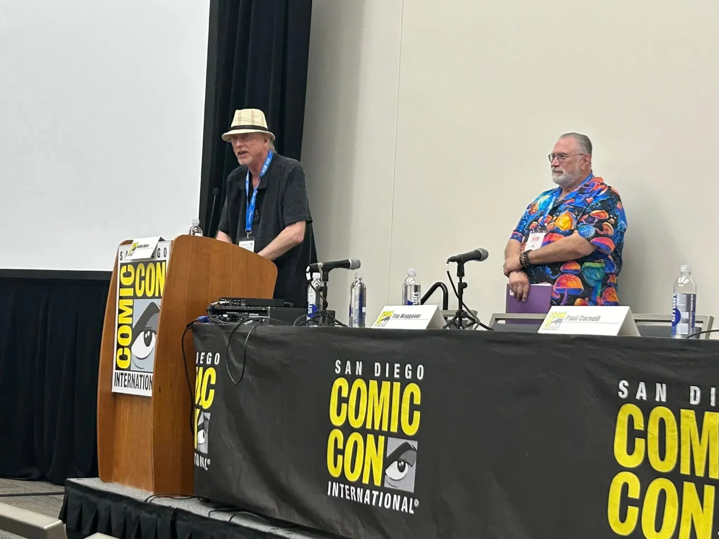 Tim Waggoner acepta el premio a la mejor novelización 2025